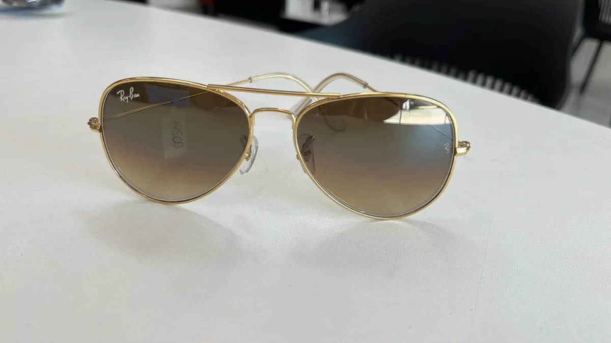 Óculos de sol Ray-Ban aviador dourados com lentes degradê — Ótica Boa Vista, Sinop